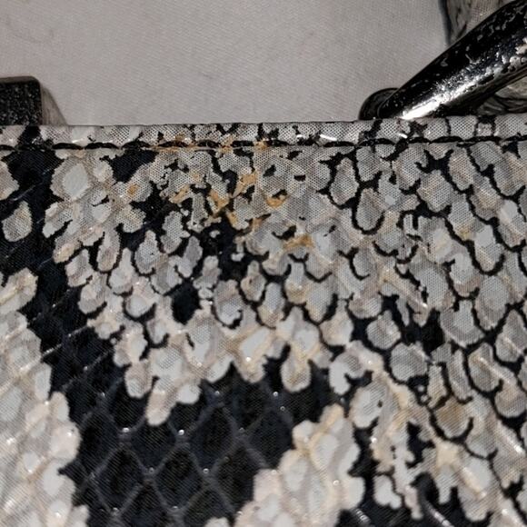 Small‎ Nine West faux snakeskin clutch - Picture 3 of 9